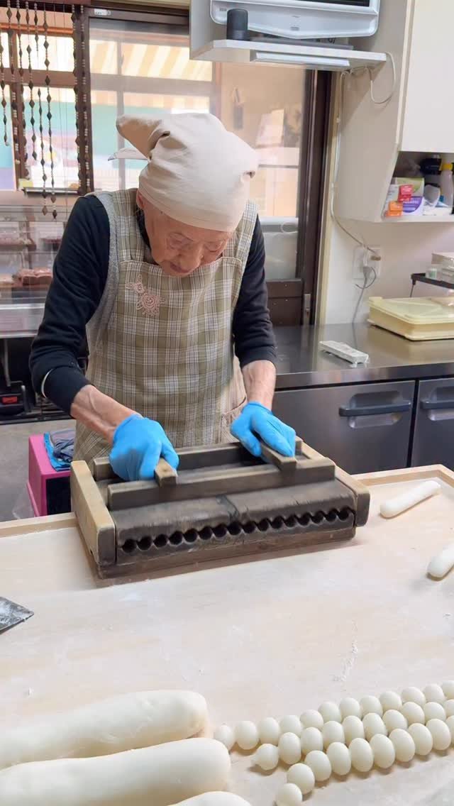 baebae_gurume 게시물 이미지: 100年以上の歴史を持つお母さんのお団子🍡

世界中からお客さんが集まるこちらのお店では、97...