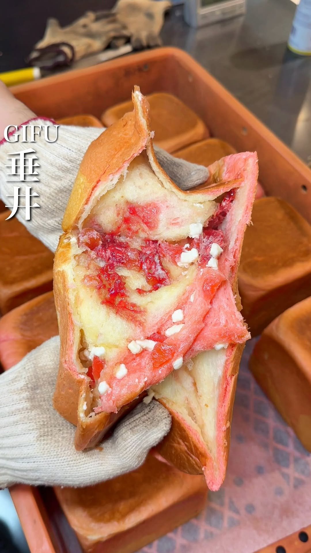 baebae_gurume 게시물 이미지: ストロベリーマーブル食パン🍓

オリジナルパンが有名なこちらのお店では、ピンク色のふわふわパン...