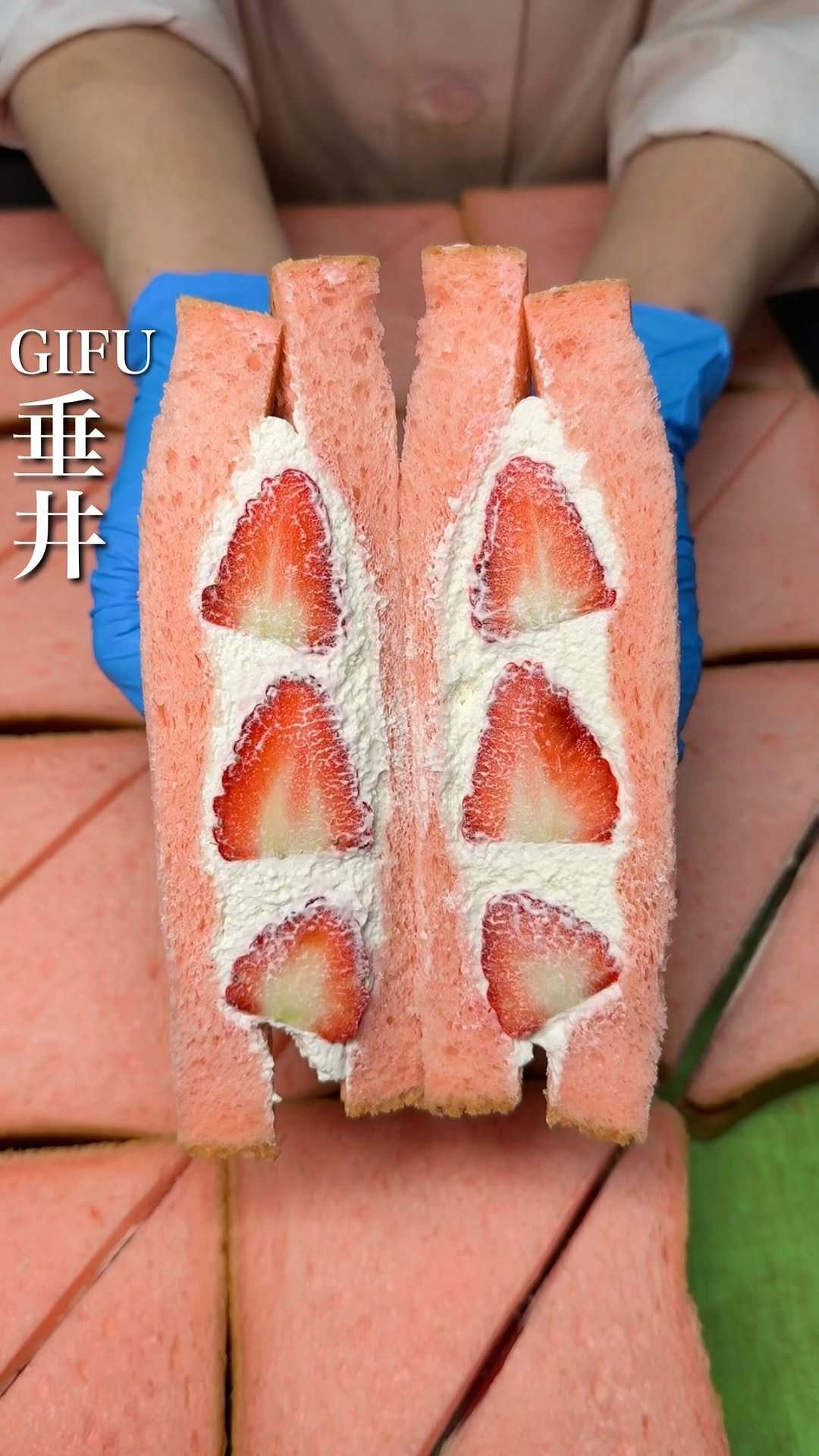 baebae_gurume 게시물 이미지: 鮮やかなフレッシュいちごサンド🍓

オリジナルパンが有名なこちらのお店では、ピンク色のふわふわ...