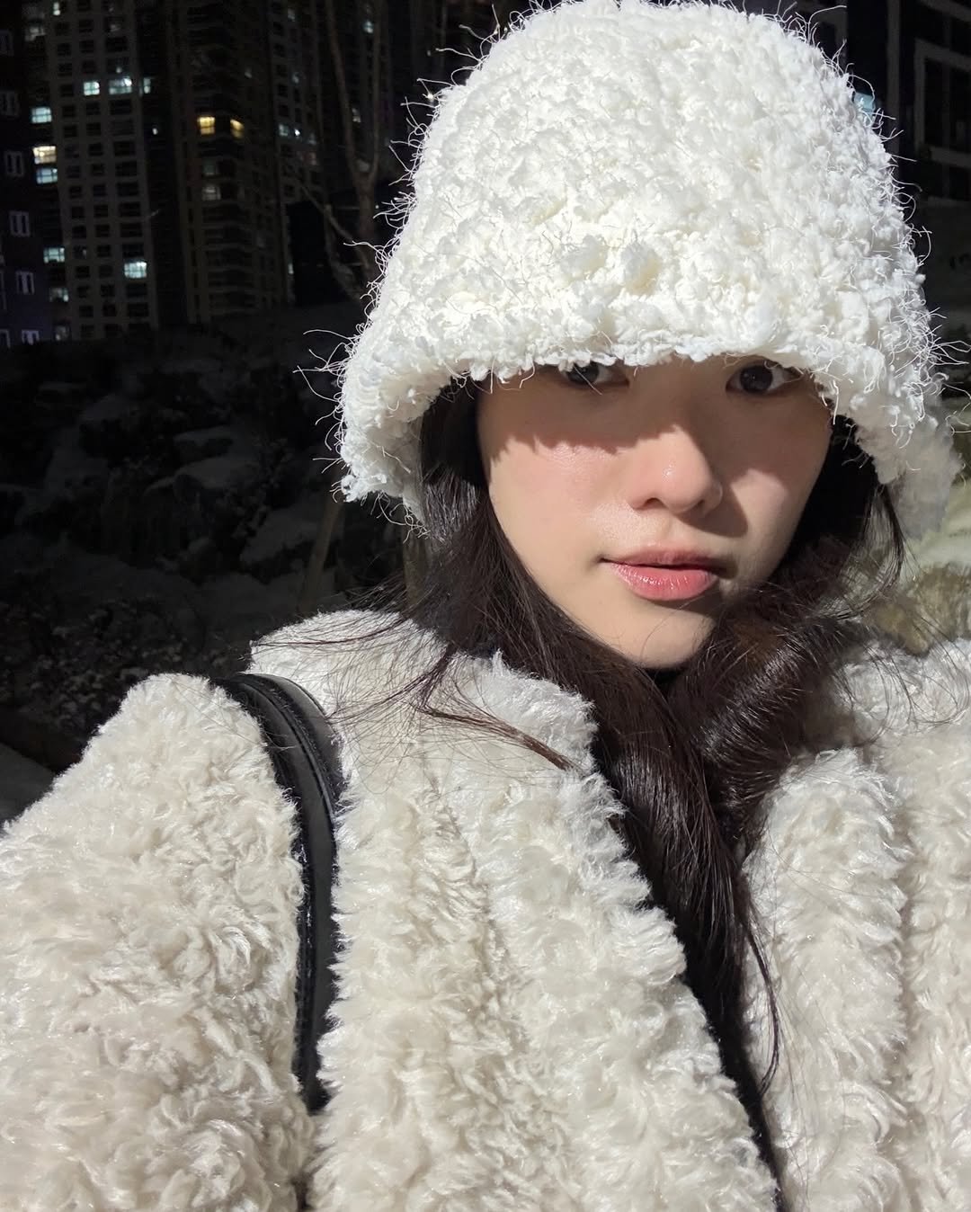 Photo by 🪞윤경 | 패션모델 on December 05, 2025. May be an image of hat, duffle coat, goosedown coat, fur, parka, face mask and text.