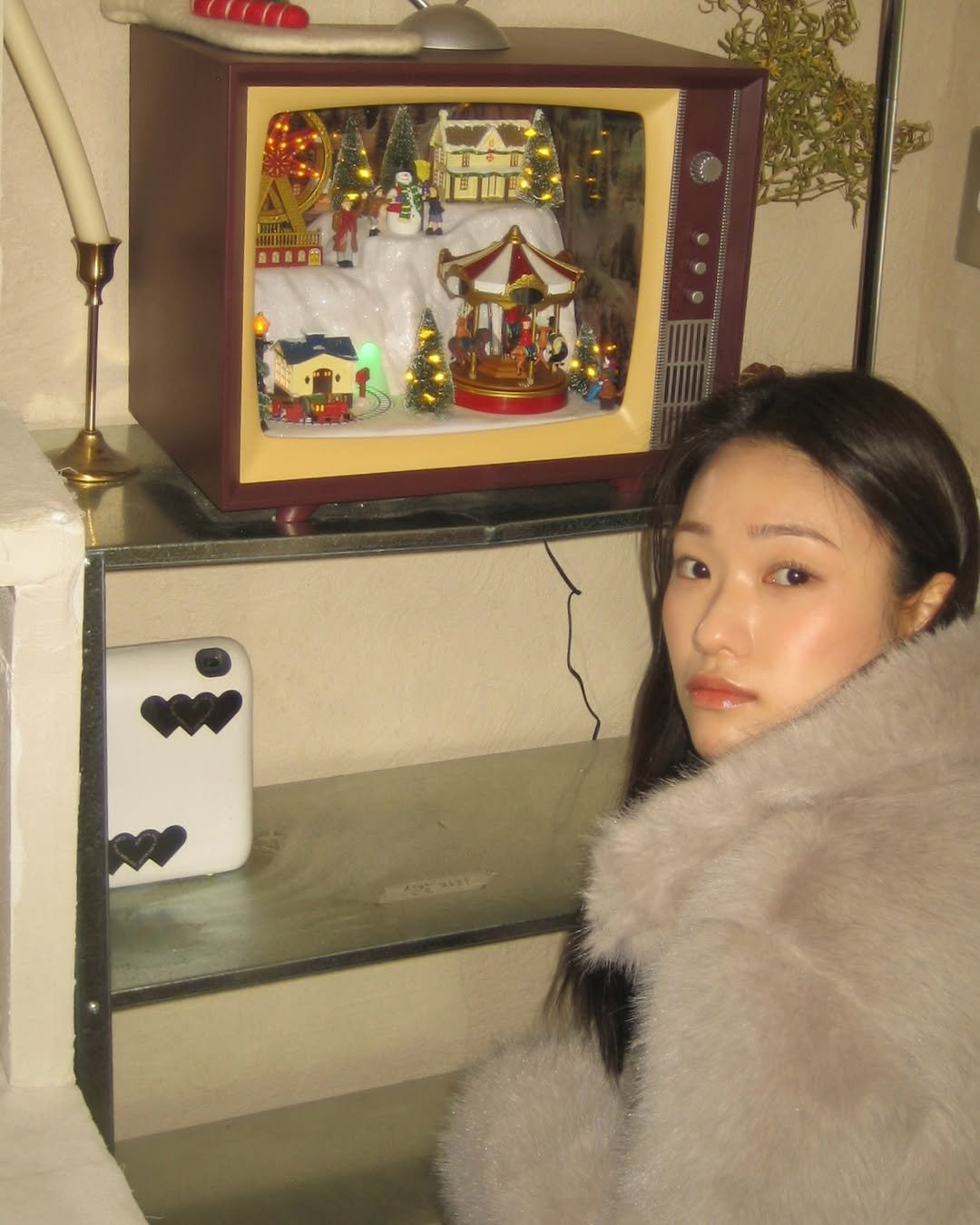 Photo by 🪞윤경 | 패션모델 on December 06, 2025. May be an image of duffle coat, fur coat, telephone and text.