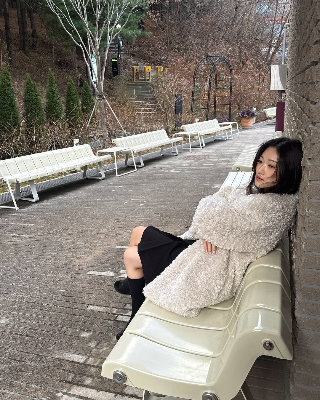 Photo by 🪞윤경 | 패션모델 on December 24, 2025. May be an image of one or more people, bench and text.