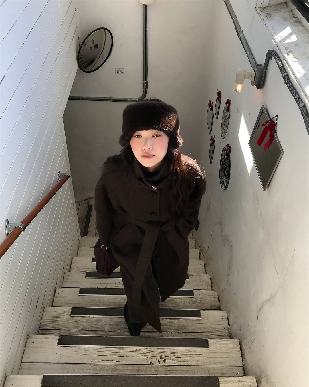 Photo by 🪞윤경 | 패션모델 on December 13, 2025. May be an image of overcoat, duffle coat, fur coat, beret, parka and text.