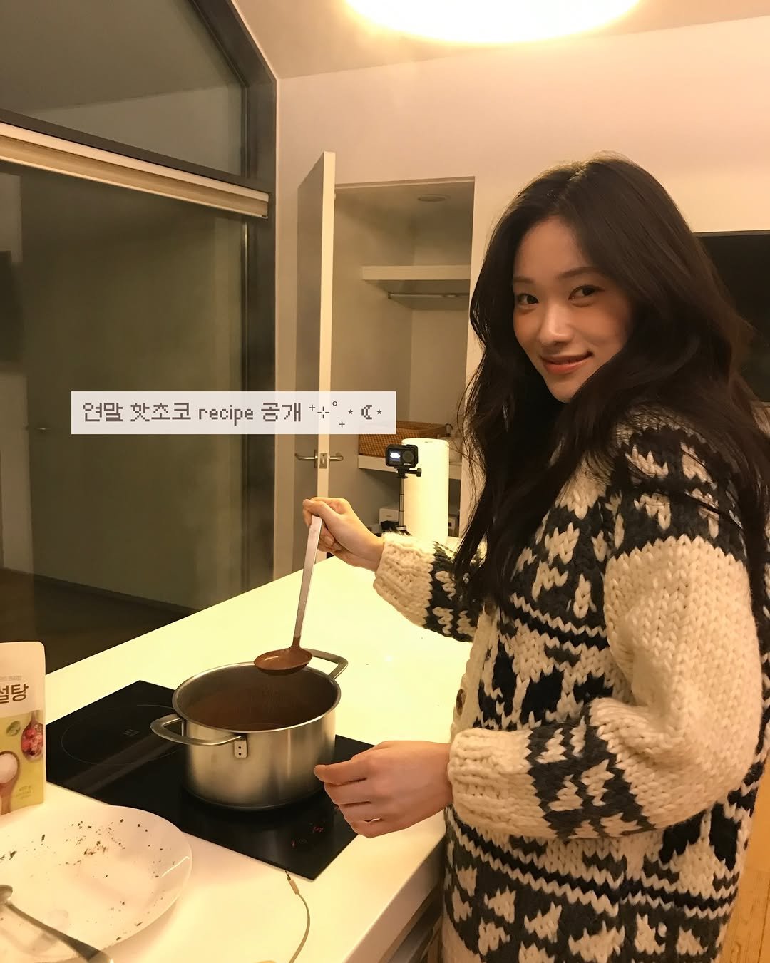 Photo by 🪞윤경 | 패션모델 on December 15, 2025. May be an image of hot pot, fondue, pot, chocolate cake, spatula, cooker and text.