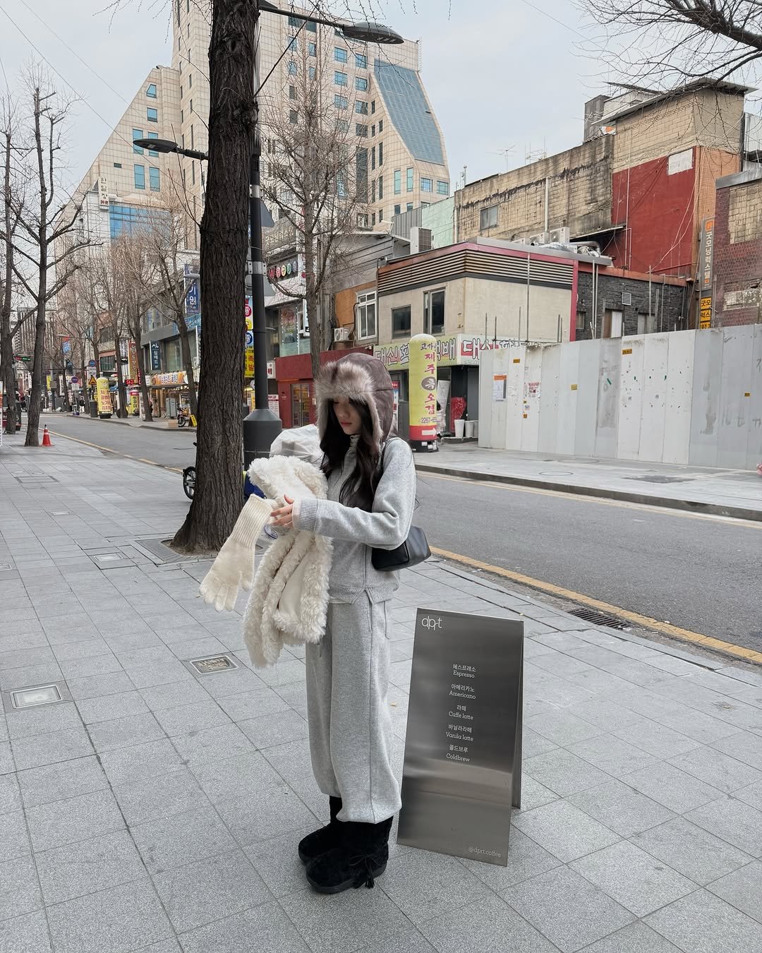 Photo shared by 🪞윤경 | 패션모델 on January 06, 2026 tagging @elloge_official. May be an image of overcoat, sable coat, goosedown coat, bath robe, parka, street and text.