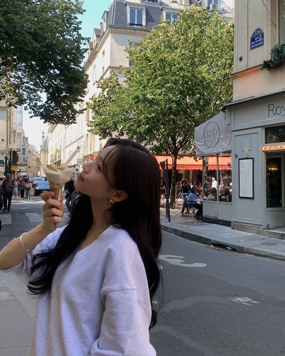 Photo by 🪞윤경 | 패션모델 on September 19, 2025. May be an image of 5 people, ice cream, gelato, Sacré-Cœur and text.