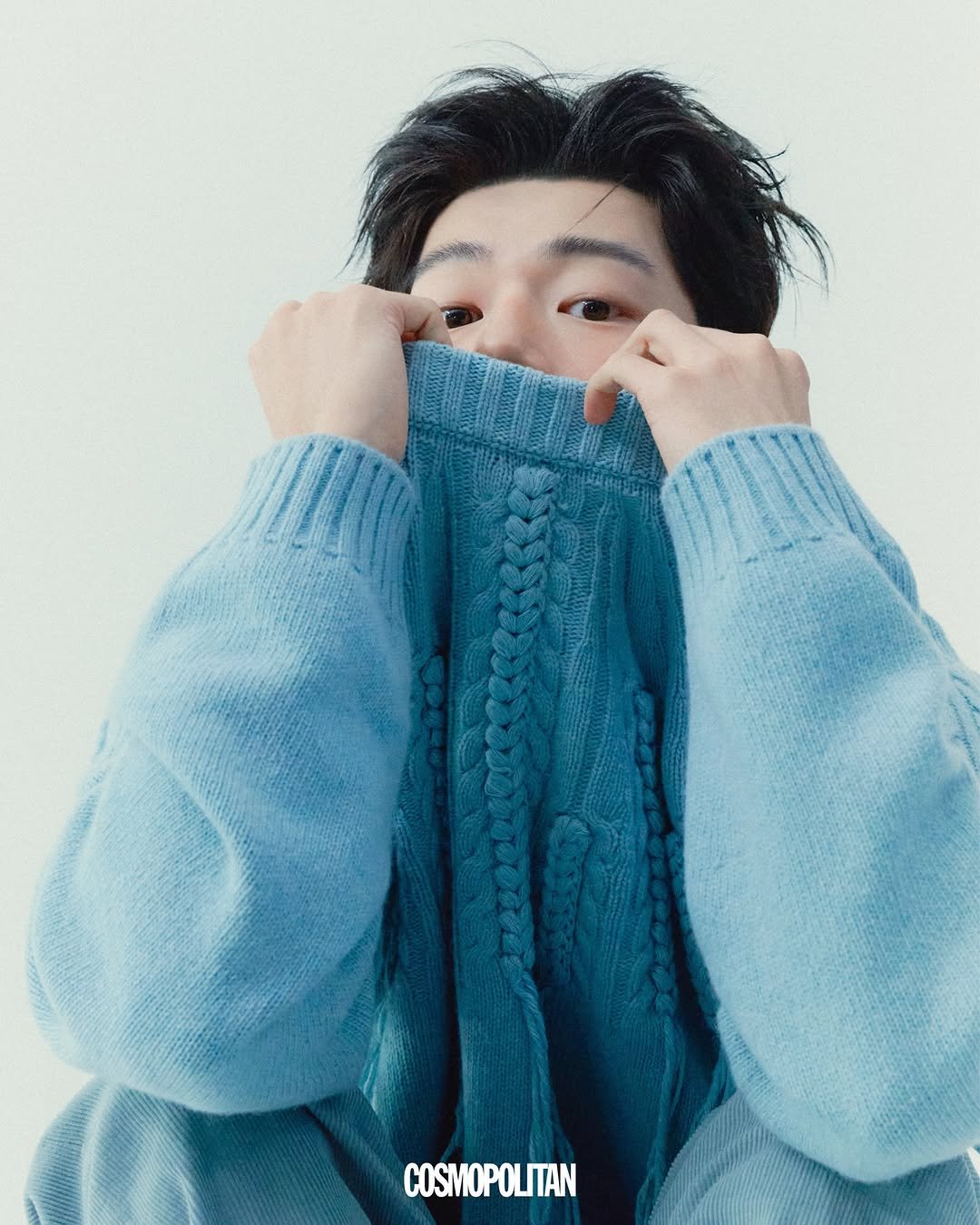 Photo by 배현성 on January 20, 2026. May be an image of one or more people, bangs and text that says 'COSMOPOLITAN'.