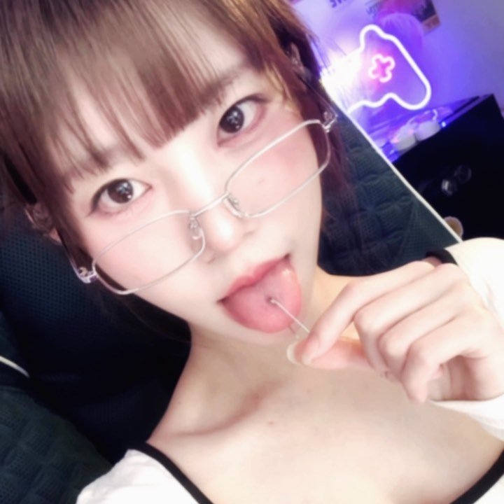 baerassoni 게시물 이미지: 혀에 빵꾸났엉