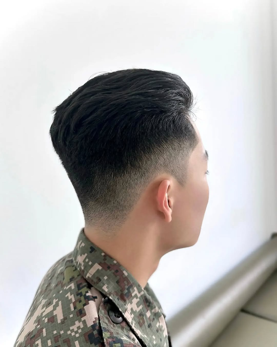 Photo by 귀여운승진 on April 25, 2026. May be an image of one or more people, hair, military uniform and text.