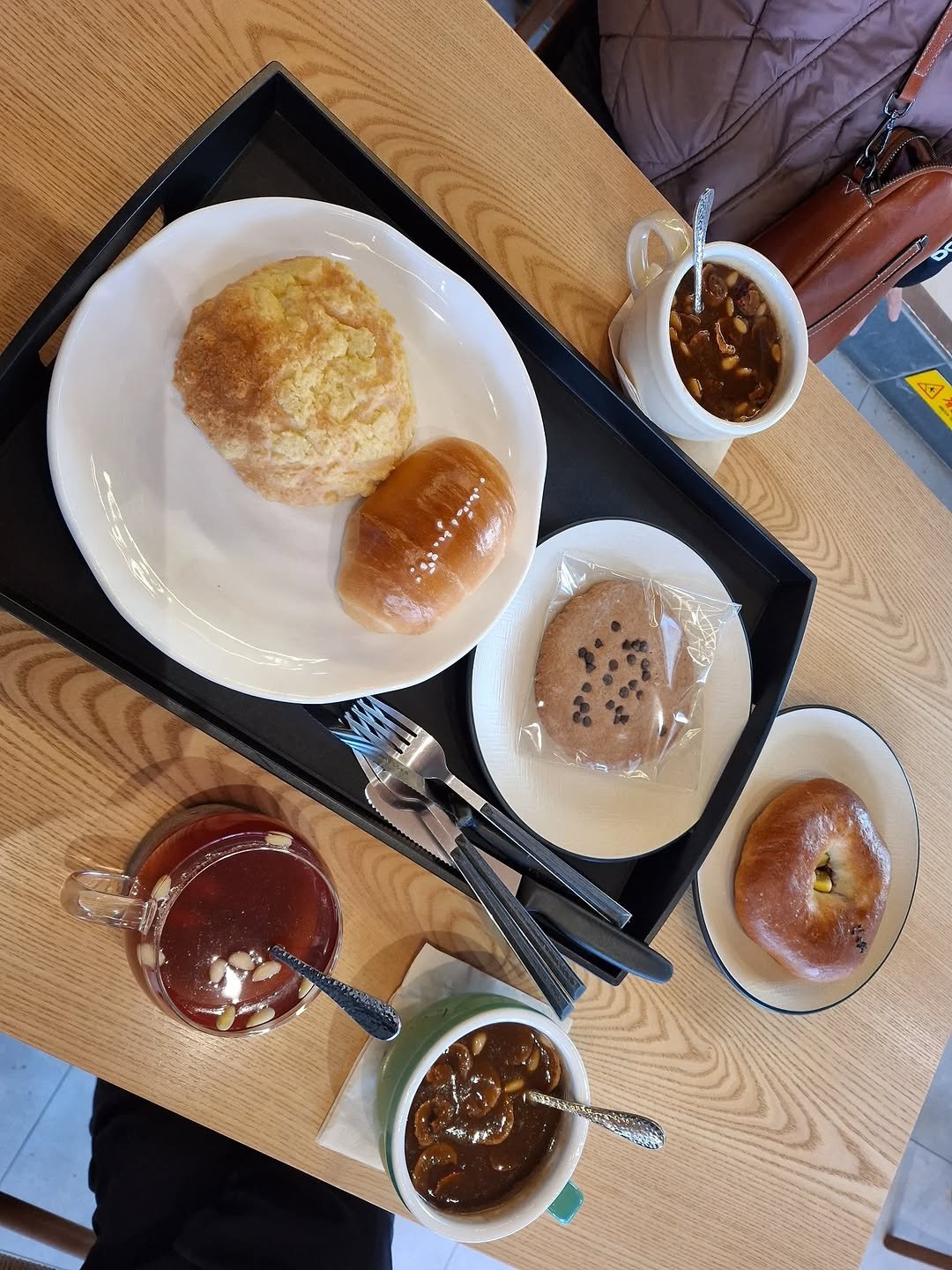 Photo by 귀여운승진 on November 29, 2025. May be an image of bagel and buns.