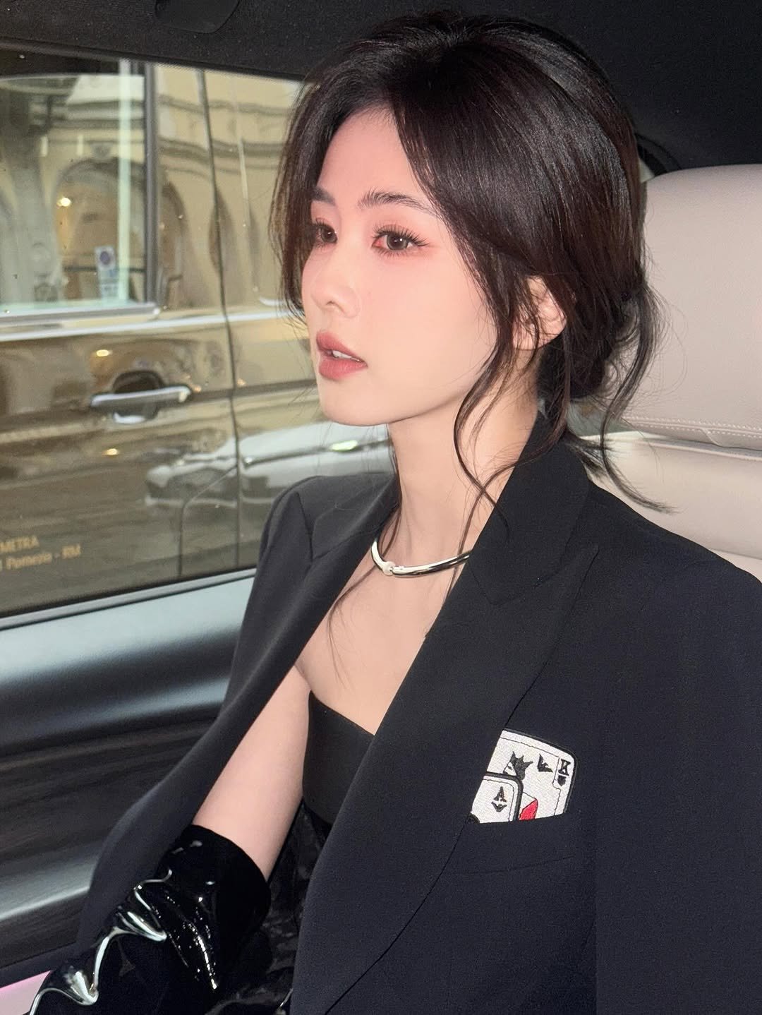 Photo by 白鹿 on September 25, 2025. May be an image of one or more people, hair, makeup, coat, suit, blazer, bolo tie and text.