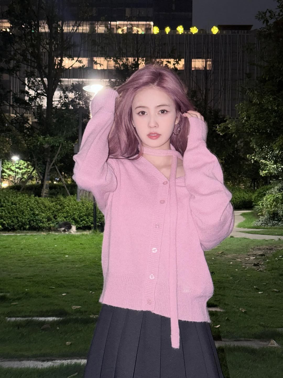 Photo by 白鹿 on October 19, 2025. May be an image of one or more people, hair, parka, outdoors and text.