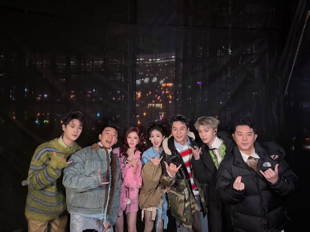 Photo by 白鹿 on December 31, 2025. May be an image of one or more people, bangs, top and text.