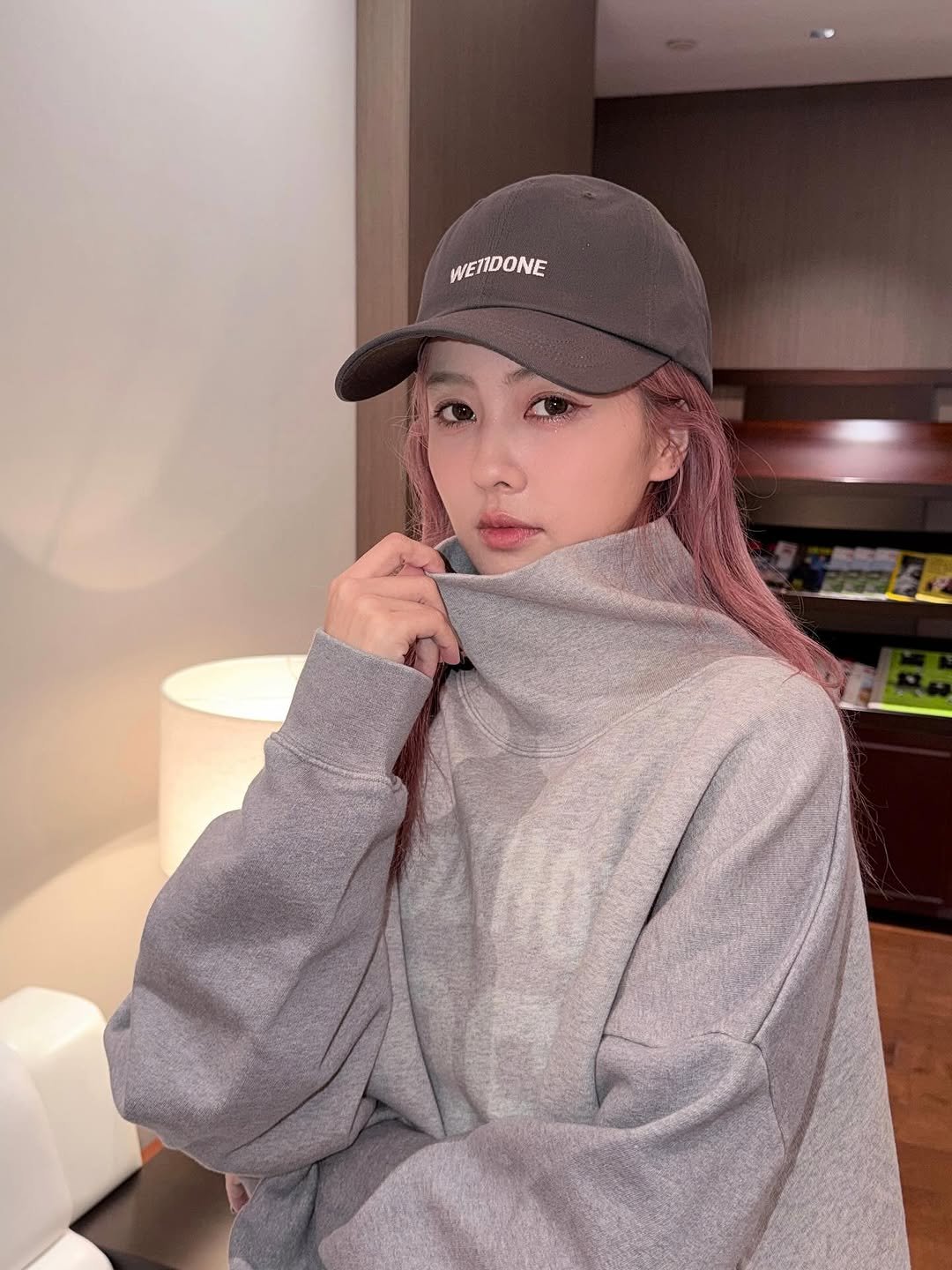 Photo by 白鹿 on October 26, 2025. May be an image of one or more people, hair, hat, duffle coat, top, parka, sweatshirt and text that says 'WETIDONE ONE'.