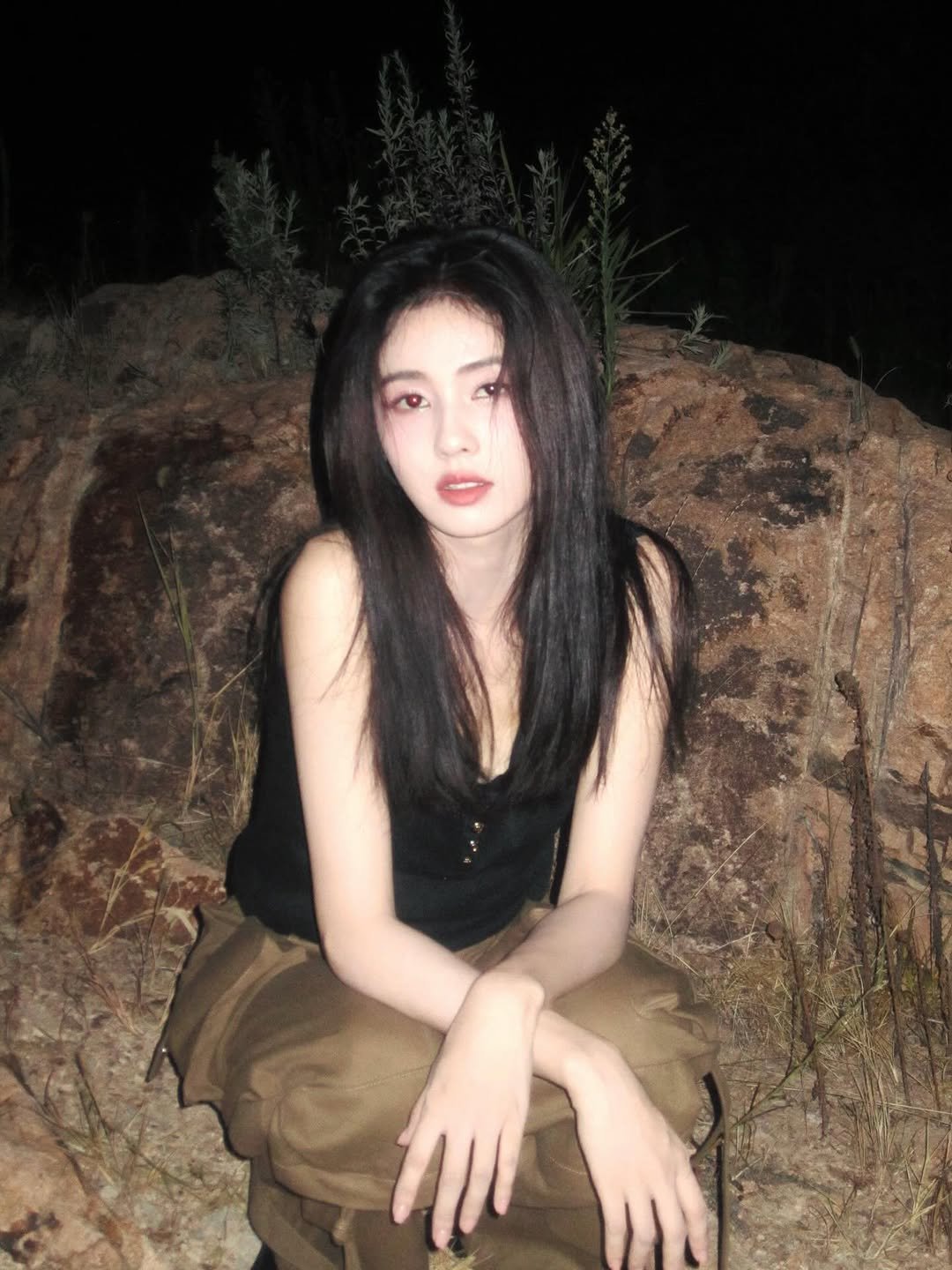 Photo by 白鹿 on September 12, 2025. May be an image of one or more people, makeup, hair and outdoors.