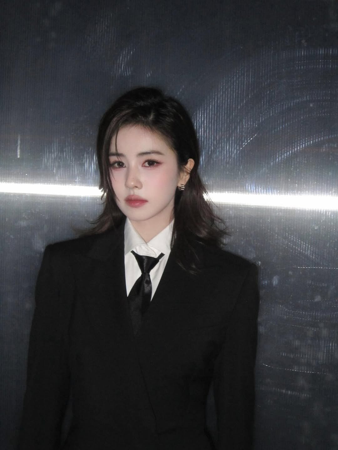 Photo by 白鹿 on February 07, 2026. May be an image of one or more people, hair, blazer, bolo tie and text.