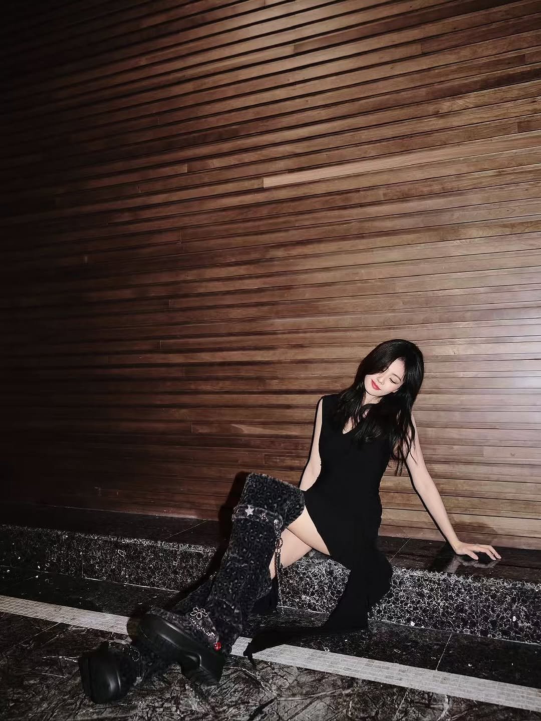 Photo by 白鹿 on October 22, 2025. May be an image of segway, skateboard and fishnet stockings.