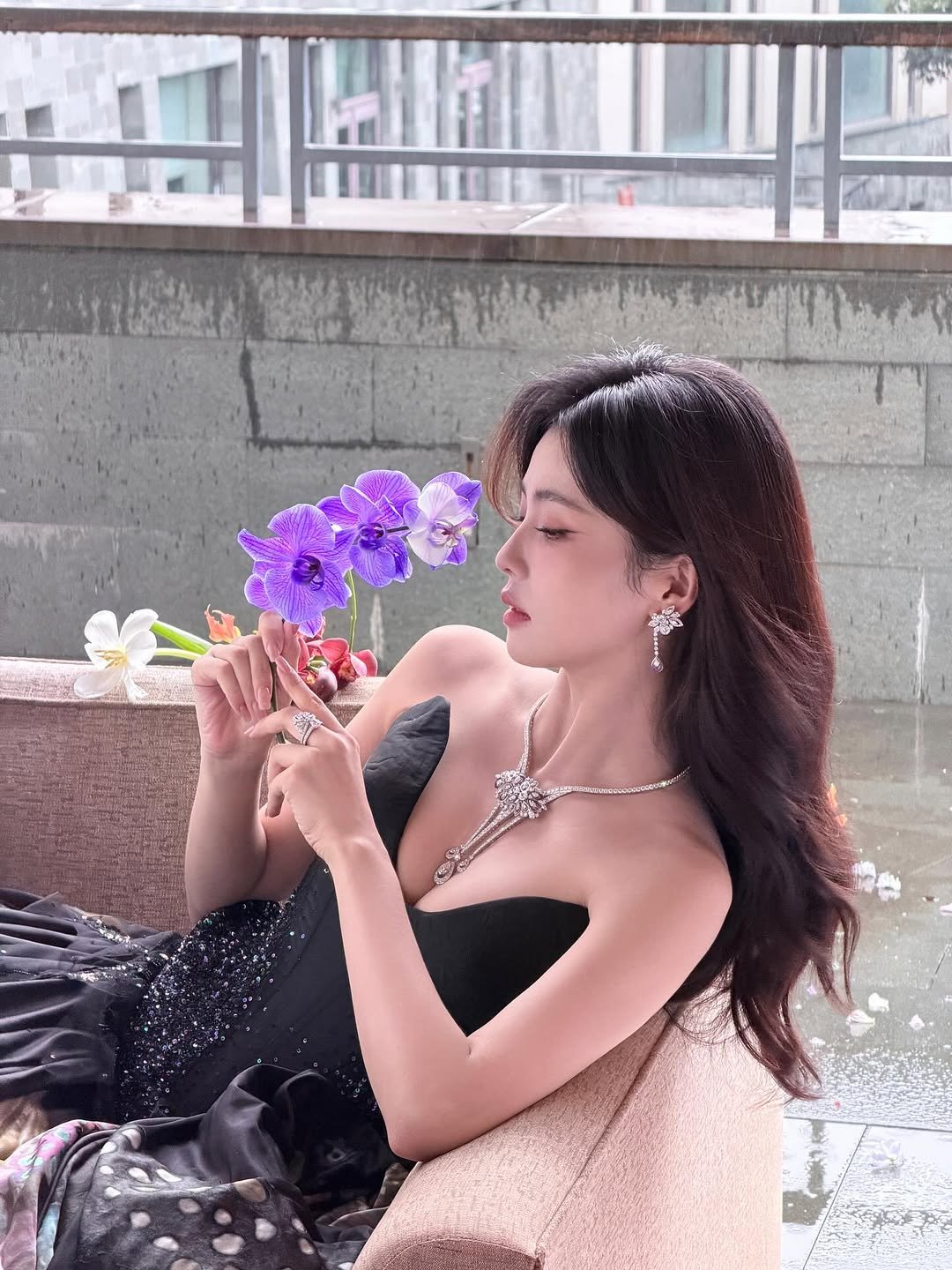 Photo by 白鹿 on October 19, 2025. May be an image of one or more people, hair, dress, prairie gentian and rose.