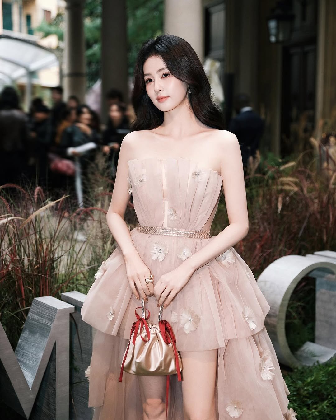 Photo by 白鹿 on September 26, 2025. May be an image of gown, dress and text.