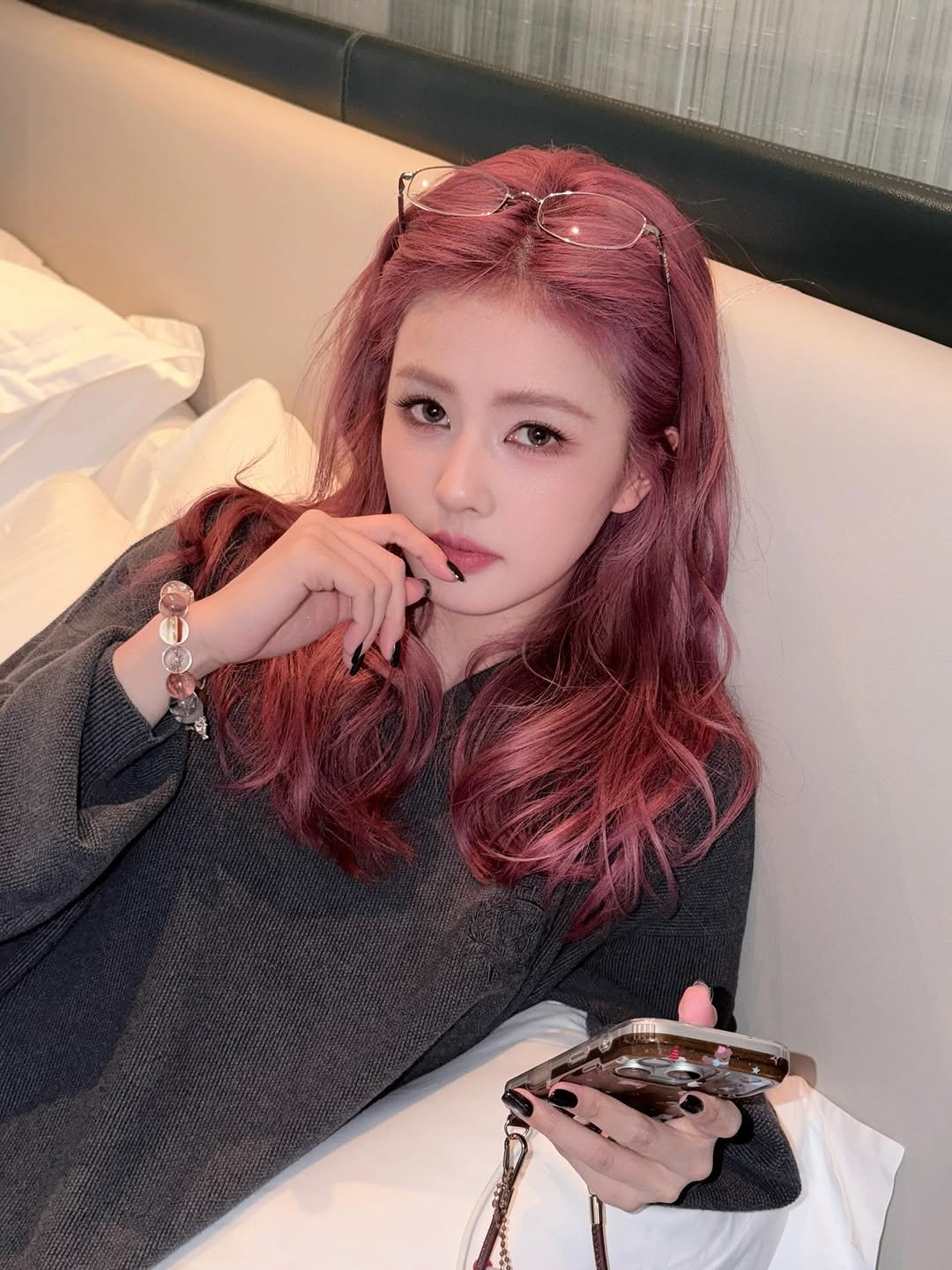 Photo by 白鹿 on October 21, 2025. May be an image of one or more people, braids and text.