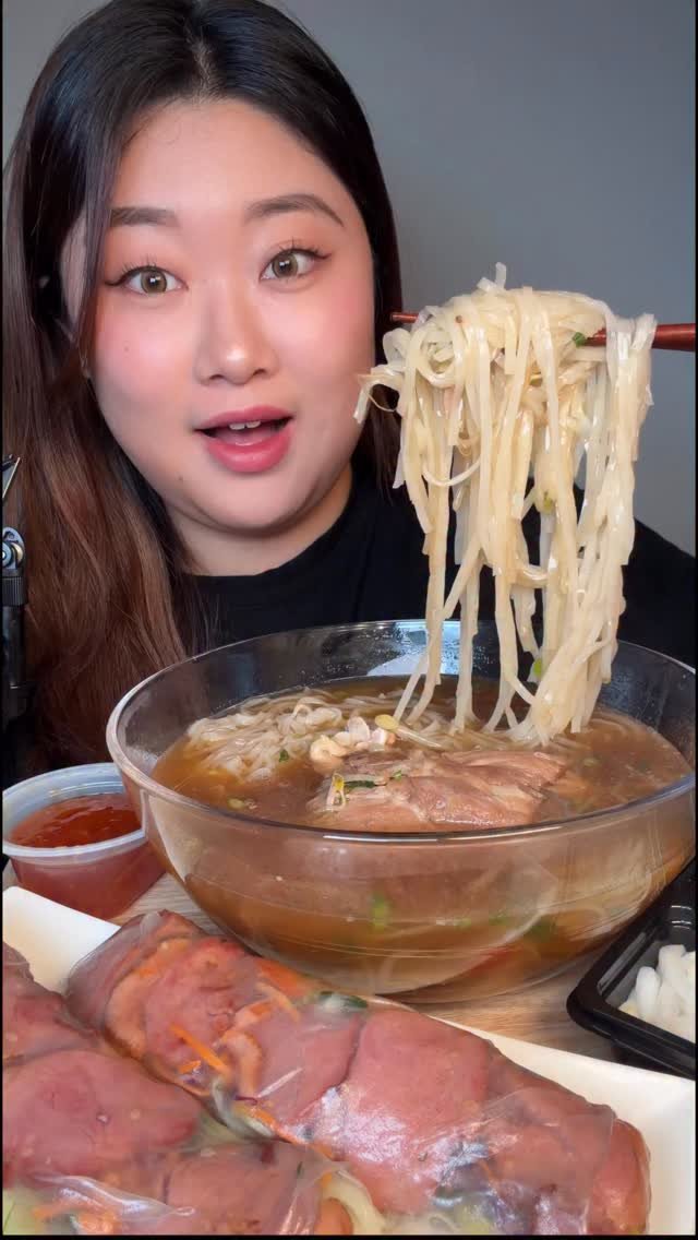 bakkongg 게시물 이미지: 오늘은 등뼈쌀국수에 월남쌈 먹방! 🇻🇳

월남쌈은 트레이더스에서 사왔고
쌀국수는...