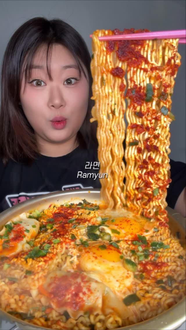 bakkongg 게시물 이미지: 짜게 끓인 라면.. 맛있당
가끔 이런 라면이 땡김 국물 적게 잡고
짜글이마냥 끓인...
