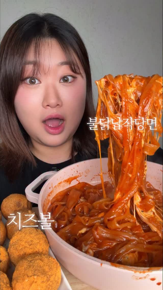 bakkongg 게시물 이미지: 불닭납작당면에 치즈 왕창 올리고 토치로 불향 입히고 맘스터치 치즈볼 8알 주문해서...