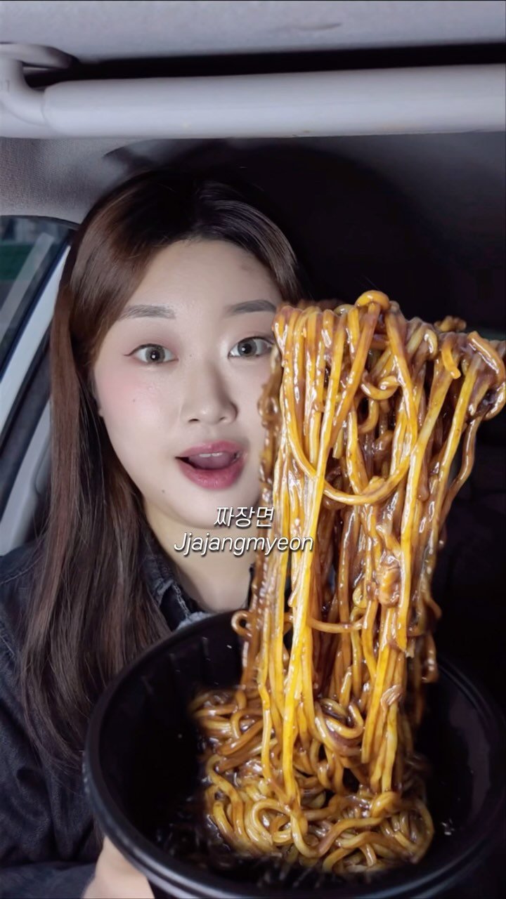 bakkongg 게시물 이미지: 오늘은 짜장면 차먹방 🤎🚗
저녁으로 차먹방하는건 첨인것 같은뎁여
오늘은 졸지에...