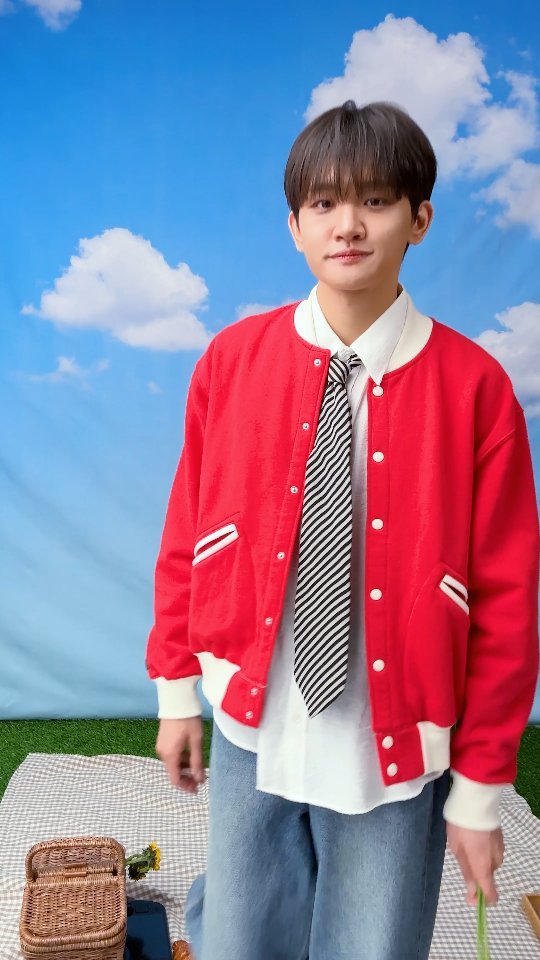 band_lucy 게시물 이미지: [#LUCY] 왈왈이와 피크닉 가는 날 OOTD 👕

#신예찬 #최상엽 #조원상 #신광일