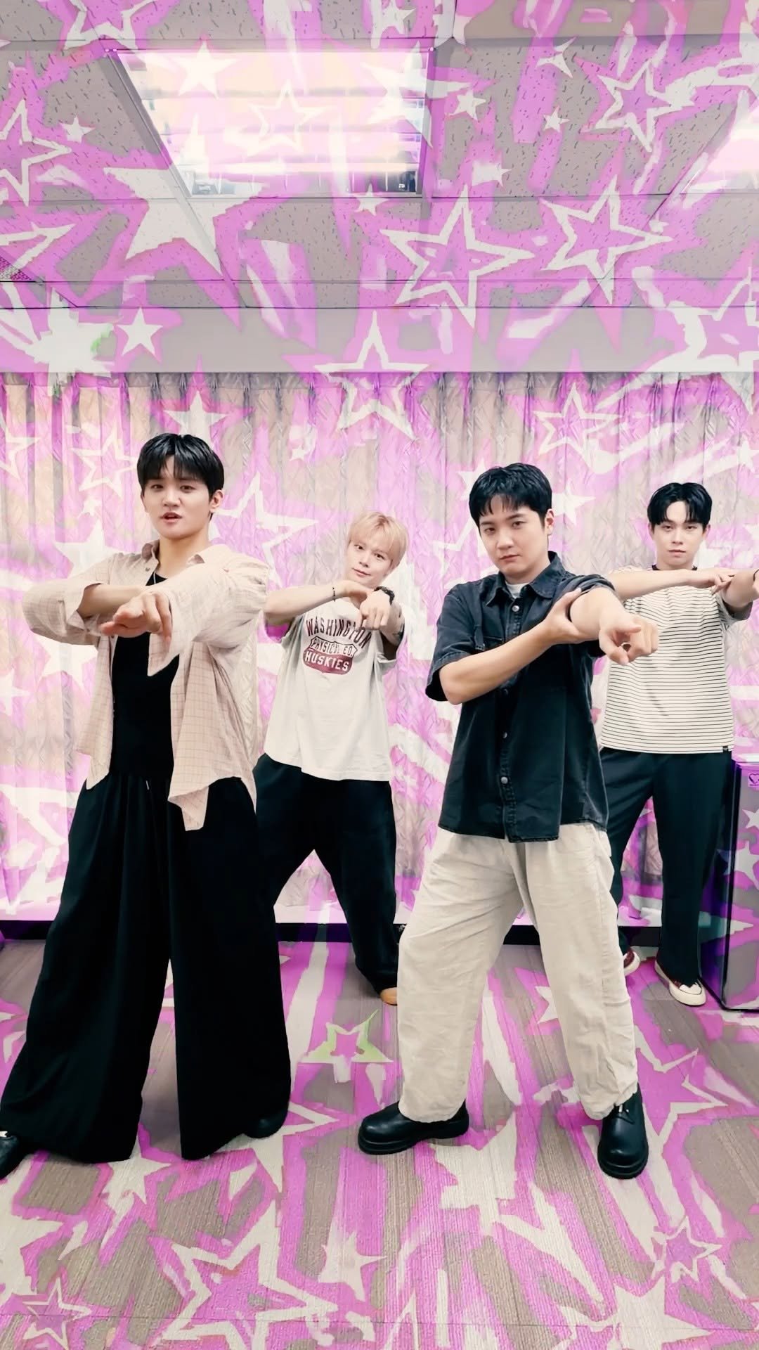 band_lucy 게시물 이미지: ヤッホ➰! とりあえずパラパラでも踊って
#LUCYのコンサートに行くか〜〜...