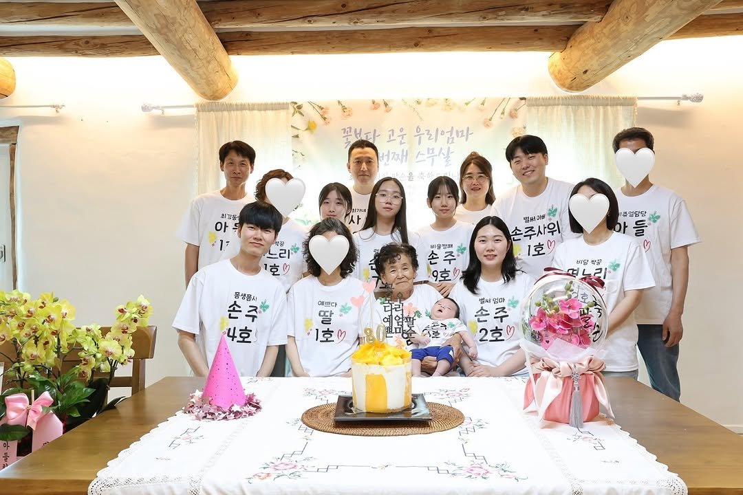 Photo by 단양독채펜션 방곡숲/토석상/고흐의 방 in 단양. May be an image of 10 people, balloon, cake, candle, prairie gentian and text that says '꽃보타 꽃보다고운우리엄마 고운 우리엄마 어째 스무살 음 최감등성 아 2IK4 사 드리 호 별씨아와 손주사위 1호 M 손주 손 9호 1주열담당 아 ਤੋ 1 품생품사 ሎሴች 公子# 4호 비슬 박공 یه 누라 예쁘다 딸 1支り 味 얼마 손 손주 2호 ๓'.