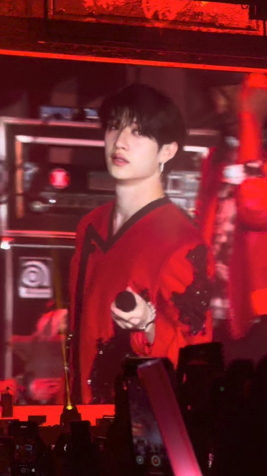 bangchan.sk 게시물 이미지: Love you love you leve you🖤🐺
#LoveStay...