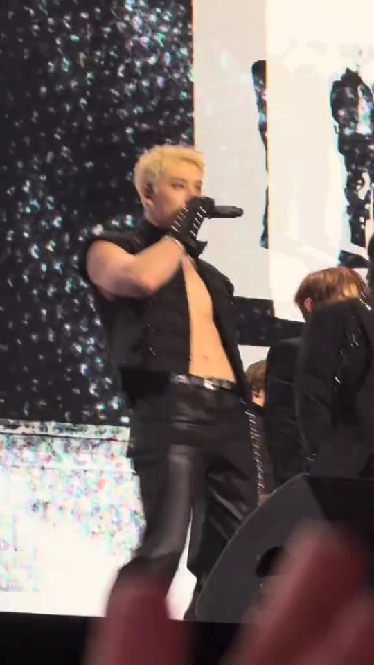 bangchan.sk 게시물 이미지: Do it 🐺🖤
#LoveStay #StrayKids 
#BangChan #cb97