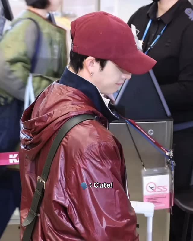 bangchan.sk 게시물 이미지: handsome and cute 🐺
#LoveStay #StrayKids...