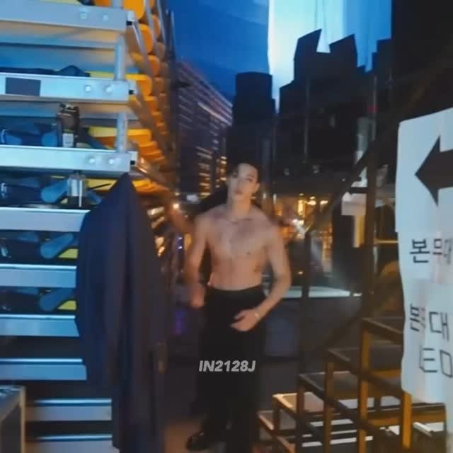 bangchan.sk 게시물 이미지: This place is burned. 🐺🖤
#LoveStay #StrayKids...