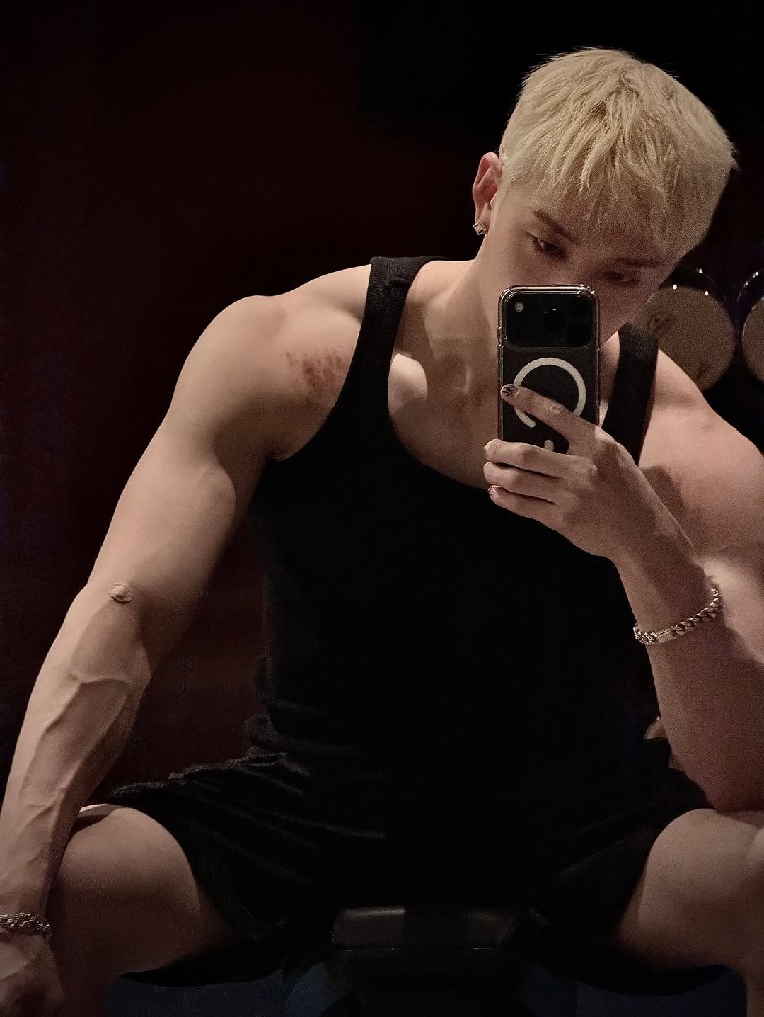 Photo shared by BANG CHAN 방찬 팬페이지 on January 21, 2026 tagging @jypstraykids, and @bangchan_jypstraykids. May be an image of one or more people, biceps, people bodybuilding, mirror and text.