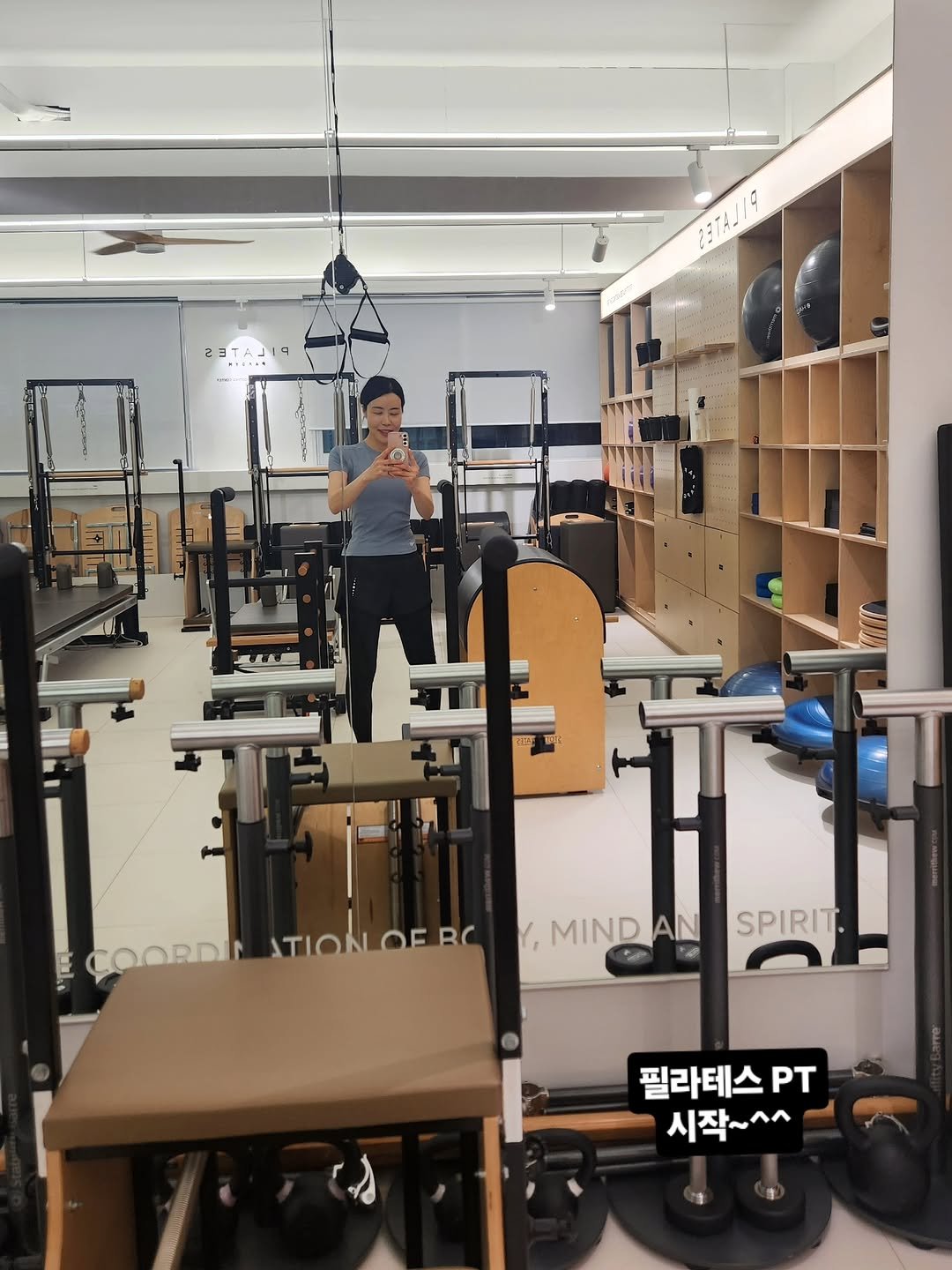 Photo by 방종임 on February 11, 2026. May be an image of one or more people, biceps, treadmill, rack and text that says '18TAJ1O 172119 2STAJIA COORDİN TIONLOEBO Y, MIND AN SPIRIT. 필라테스 PT 시작~^^ 시작'.