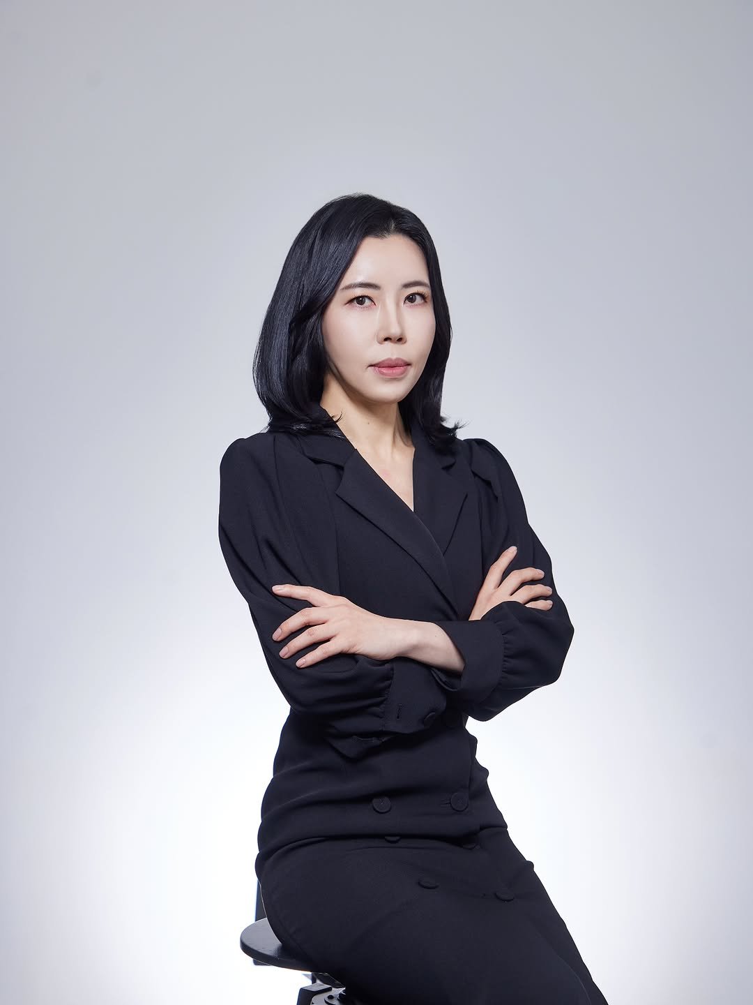 Photo by 방종임 on December 21, 2025. May be an image of one or more people, hair, suit, blazer and text.