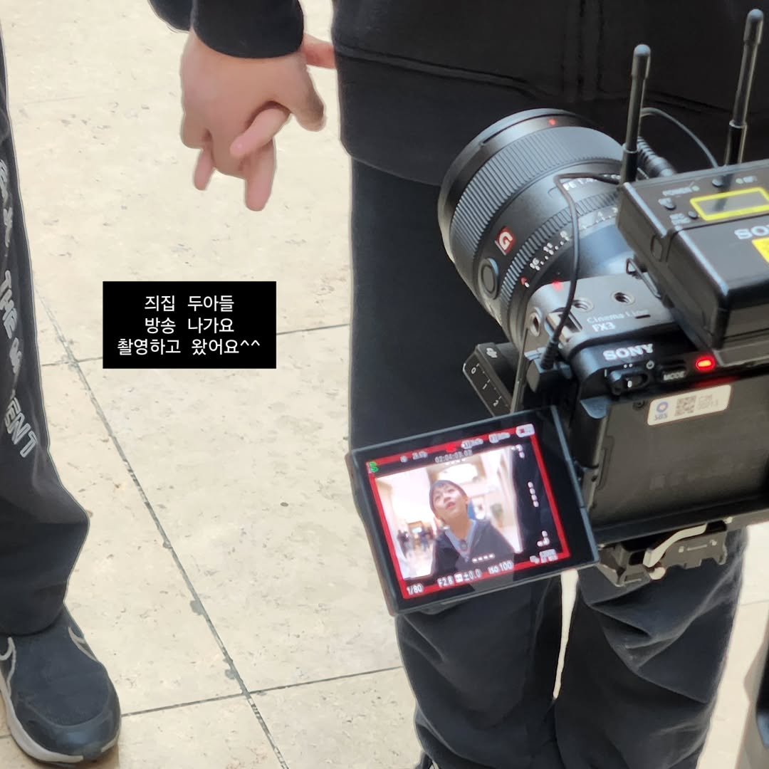 Photo by 방종임 on April 08, 2026. May be an image of camera, camcorder, tripod and text that says '직집두아들 직집 두아들 방송나가요 방송 나가요 촬영하고 촬영하고왔어요^^ 왔어요^^ 60 W 1A3 SONY O 优品格位 BOPt 1/80 F28 限上場0 .AK 50100'.