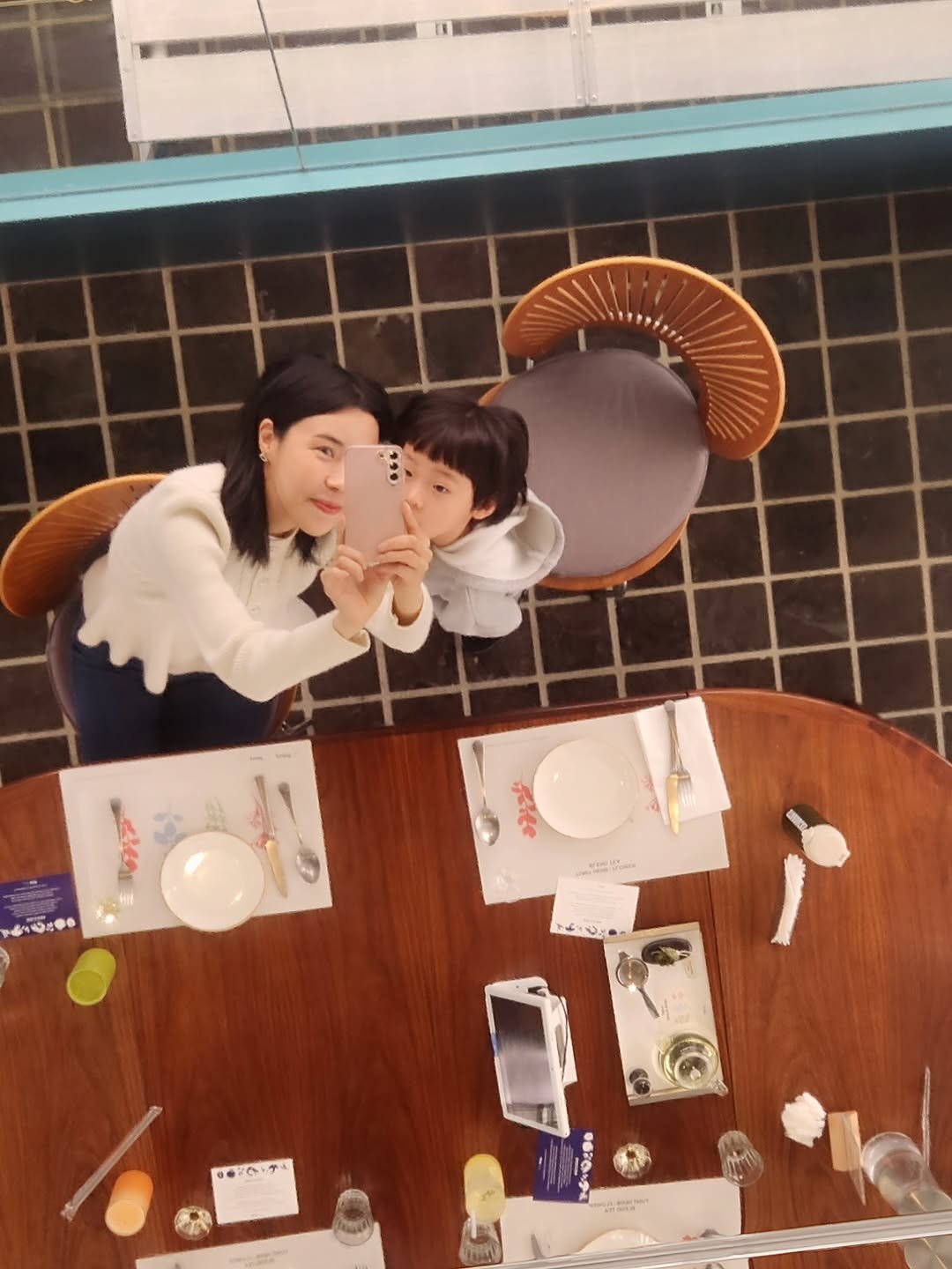 Photo by 방종임 on November 01, 2025. May be an image of one or more people, people kissing and text.