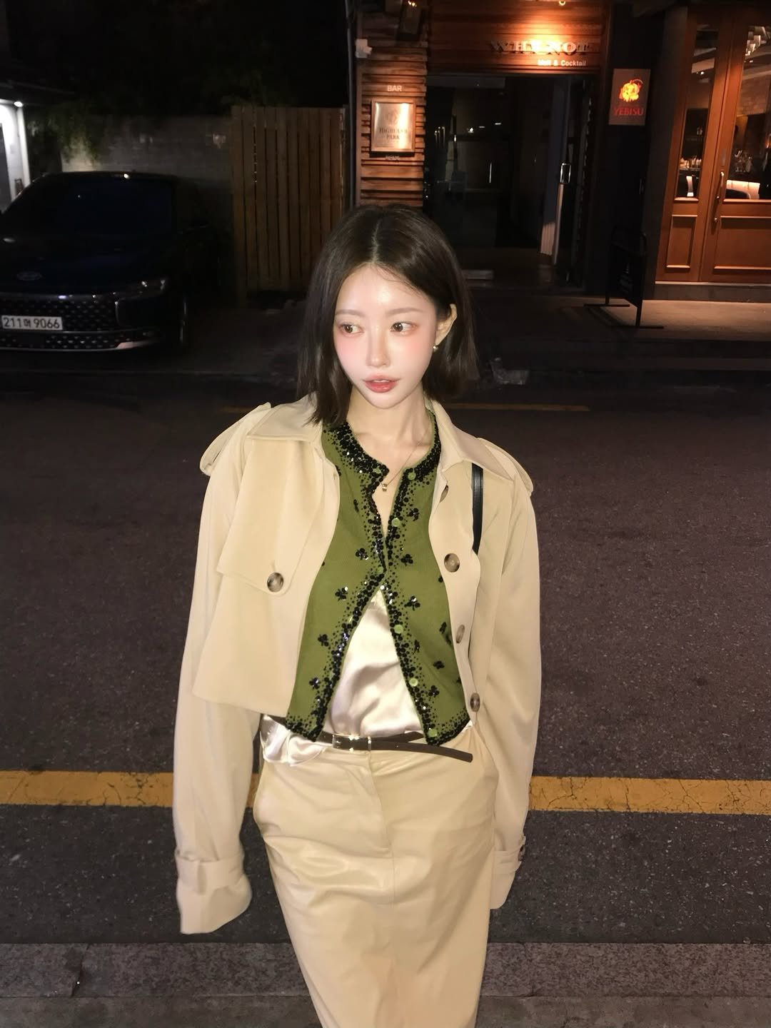 Photo by 반해찌 on March 31, 2026. May be an image of overcoat, duffle coat, blazer, top, parka, dress and text.