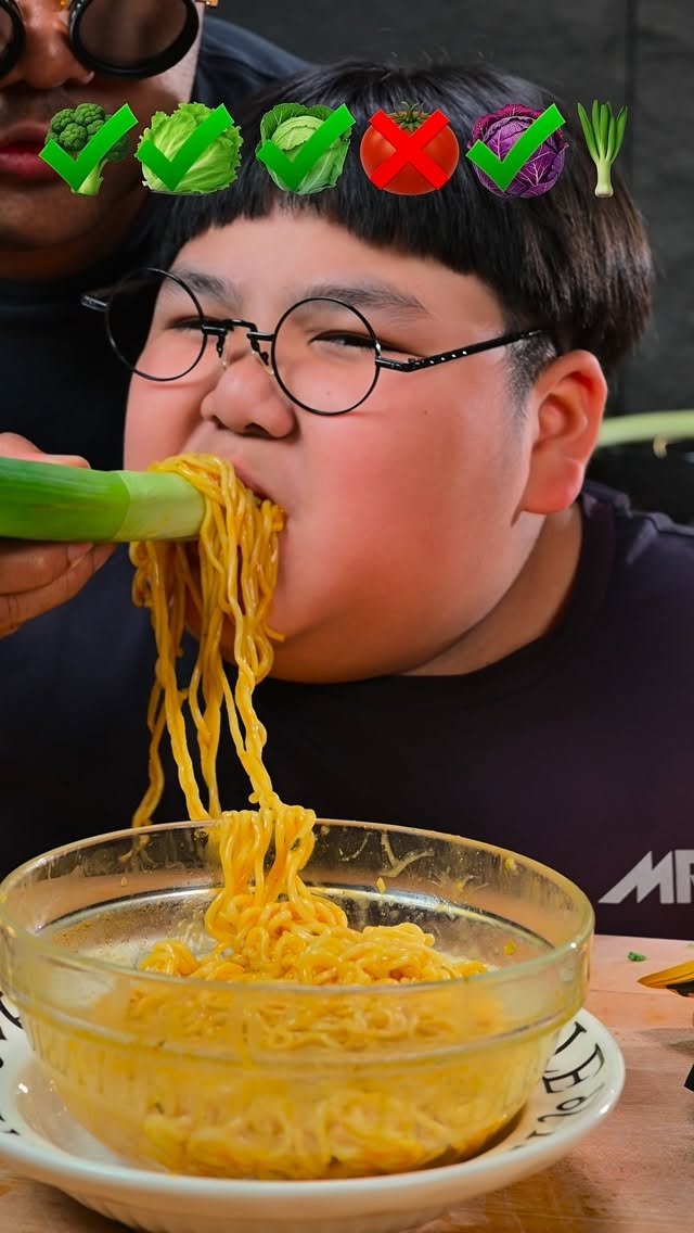 bankii_ii 게시물 이미지: When my son eats noodles