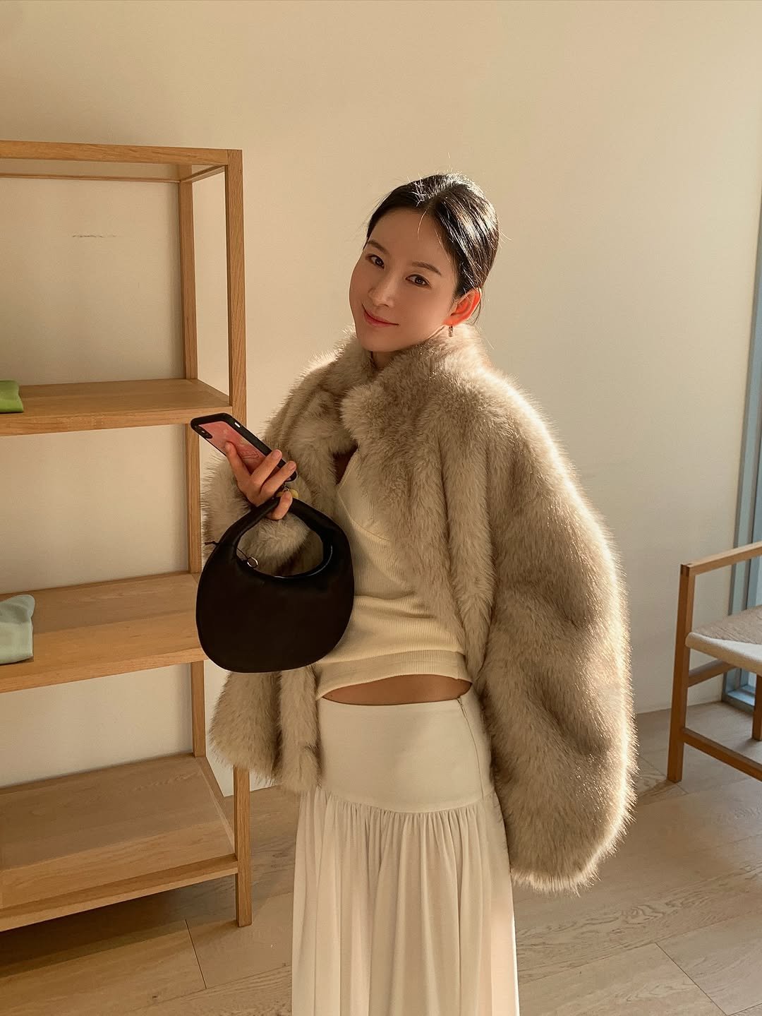 Photo shared by 반윤희 on November 14, 2025 tagging @monoha_official. May be an image of sable coat, goosedown coat and duffle coat.