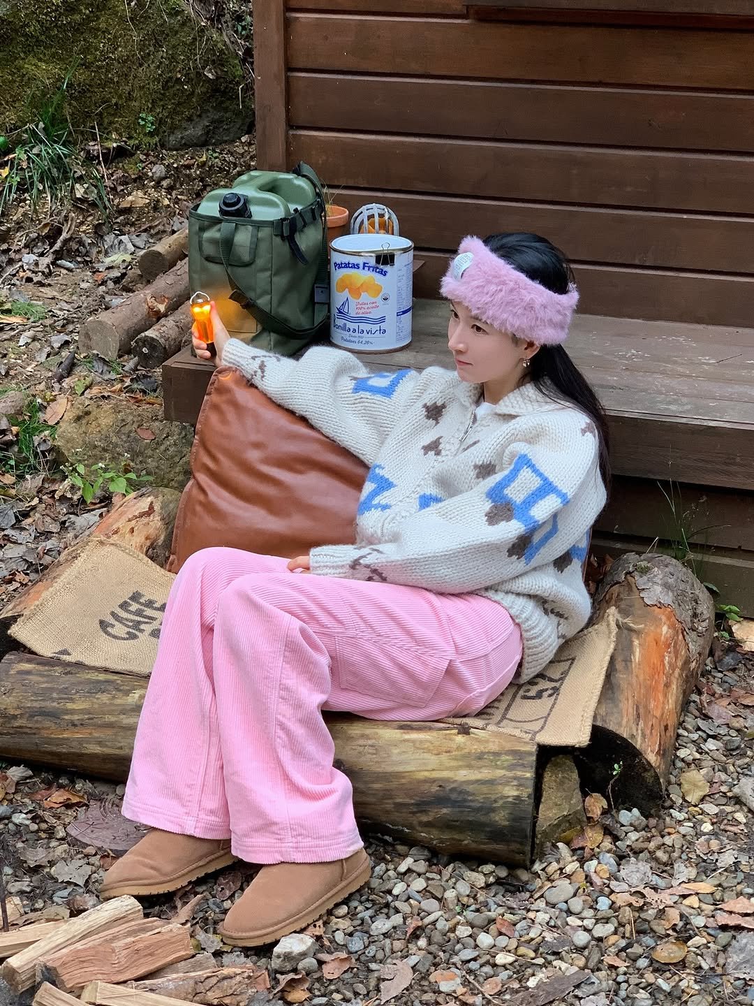 Photo by 반윤희 on November 12, 2025. May be an image of campsite, duffle coat and text.