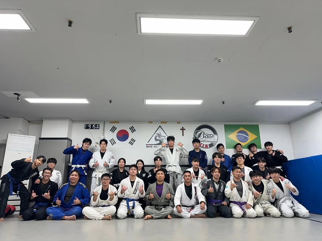 Photo by 베이스 주짓수 평촌 on April 07, 2026. May be an image of martial arts, mat, belt and text.