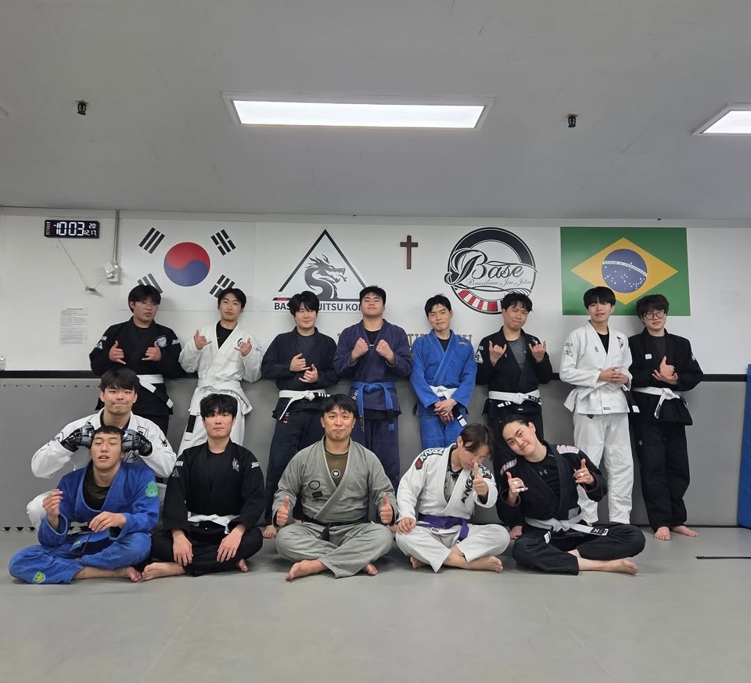 Photo by 베이스 주짓수 평촌 on December 17, 2025. May be an image of mat, belt and text.