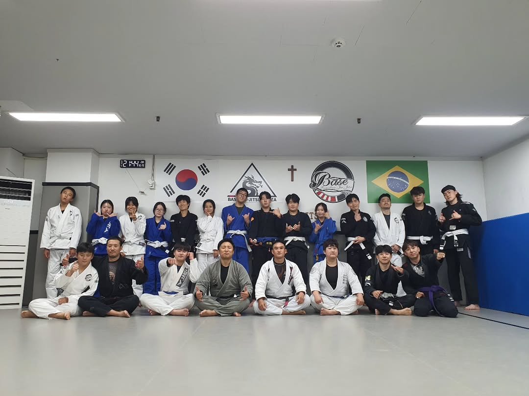 Photo by 베이스 주짓수 평촌 on August 19, 2025. May be an image of 13 people, belt and text.