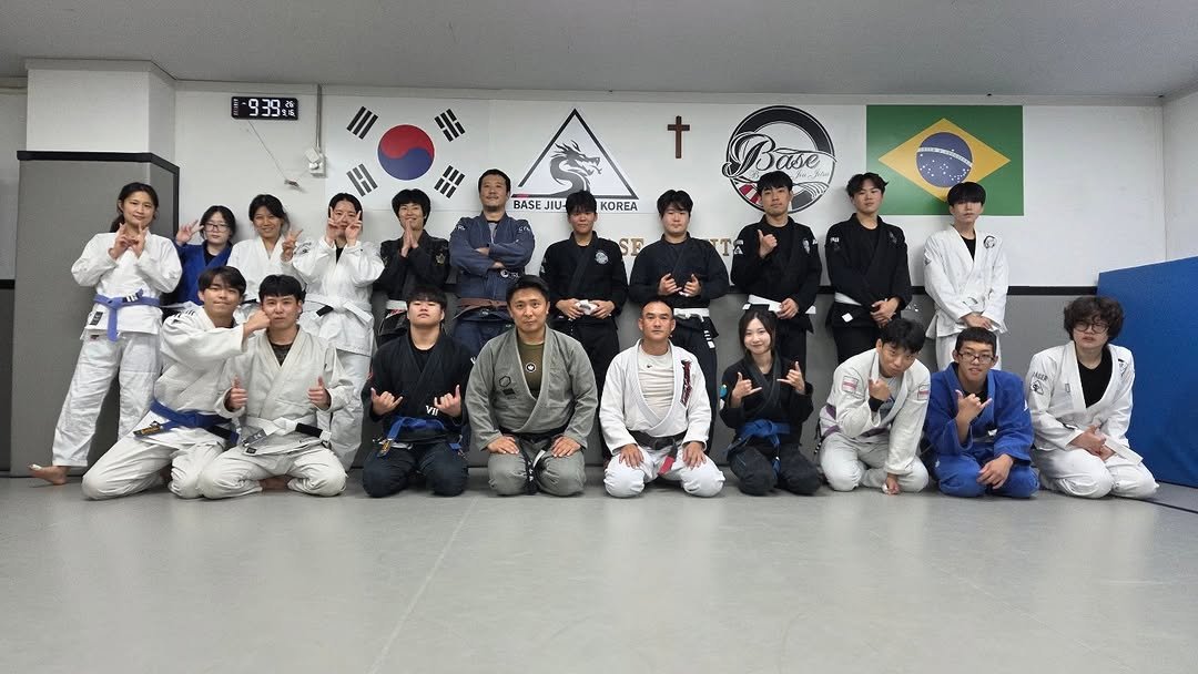 Photo by 베이스 주짓수 평촌 on September 17, 2025. May be an image of 17 people, belt and text.