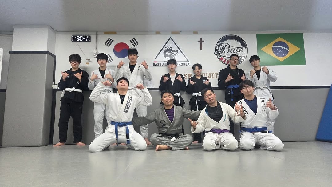 Photo by 베이스 주짓수 평촌 on March 13, 2026. May be an image of martial arts, belt and text.