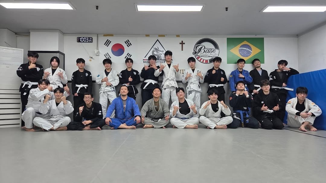 Photo by 베이스 주짓수 평촌 on February 25, 2026. May be an image of belt and text.